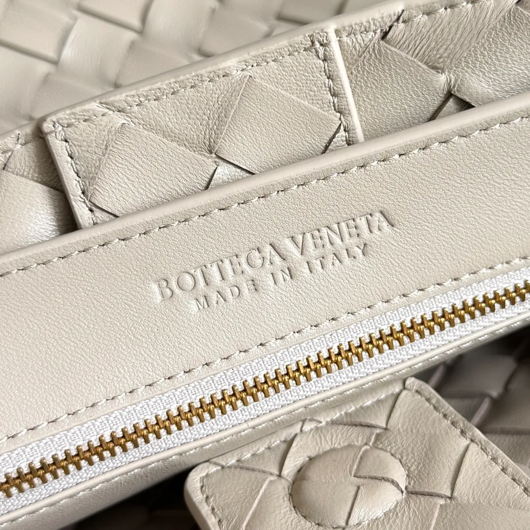 The 2023 new Andiamo batch of 2260 BV has been shipped‼ ️Really popular🔥The new Andiamo woven handbag launched by Bottega Veneta this season is really popular all over the world! ! Celebrities at home and abroad have worn it, and Oscar-winning actress Michelle Yeoh has taken it out on the street. Song Jia, Trai Yara, Yu Feihong, Sanji Ayaka, Rosie Hunting-Whiteley, Yoshioka Riho, etc. have all picked up this bag. It is classic and versatile, showing off its temperament, and the bag capacity is also large, which is very convenient for daily commuting! ! A variety of carrying methods, the shoulder straps can be adjusted by yourself, the original lambskin feels soft and delicate, and the neutral style is made to break gender boundaries and bring a more practical and long-lasting use experience. Andiamo, which has both elegant and casual styles, perfectly interprets the true appearance of "fashionable old money style". Style number: 743572 Size: 32*24*12